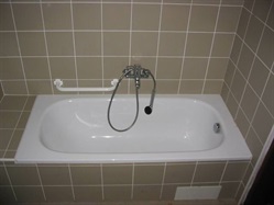 Bathtub in a tiled bathroom